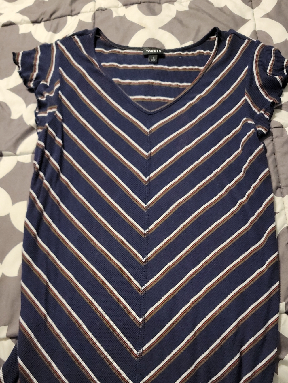 Torrid Navy SIZE 1 V‑Neck Short Sleeve Striped Tee PLUS SIZE